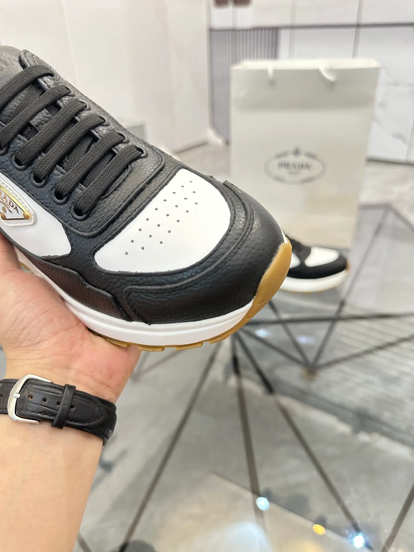 Men's shoes: 💰P600¥ High-end top quality Product trademark: Prada *"Prada*" low-top casual shoes Regular size: 38-45 (can be customized to 46) Product material: imported cowhide upper, breathable lining, cowhide foot pads, original ultra-light foam outsole. No.: 001